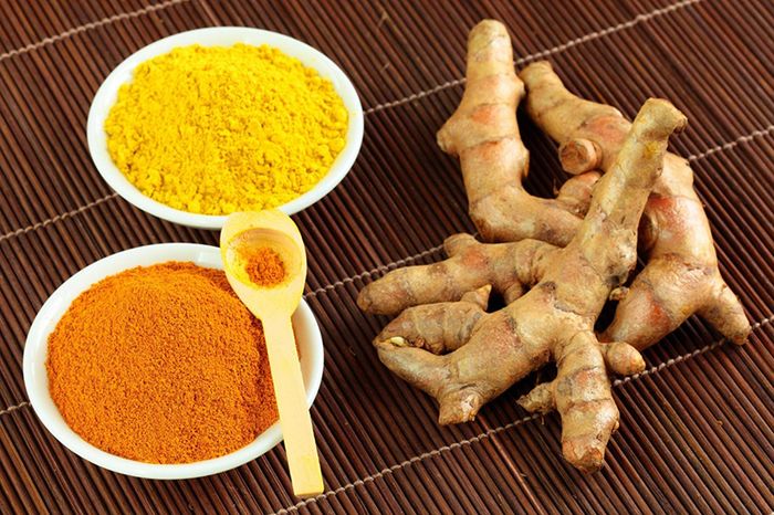 Tinh chất Curcumin trong nghệ có khả năng kháng vi khuẩn, chống viêm, và giảm triệu chứng trào ngược axit dạ dày, đau dạ dày.