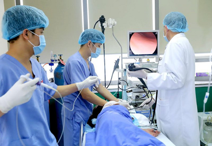 Hình ảnh bệnh nhân đang thực hiện kỹ thuật nội soi tiêu hóa