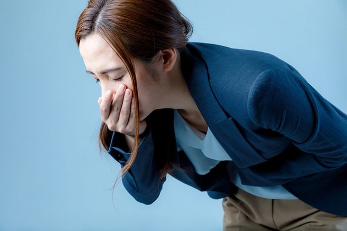 Patients often feel nauseous or vomit immediately after eating
