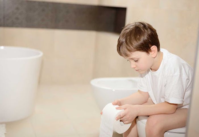 Có nhiều nguyên nhân khiến trẻ dễ gặp vấn đề táo bón