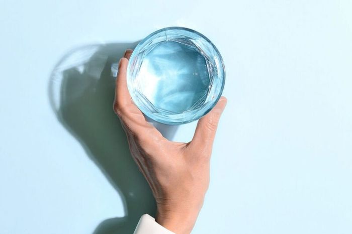 Cần uống đủ nước để ngăn ngừa tình trạng táo bón