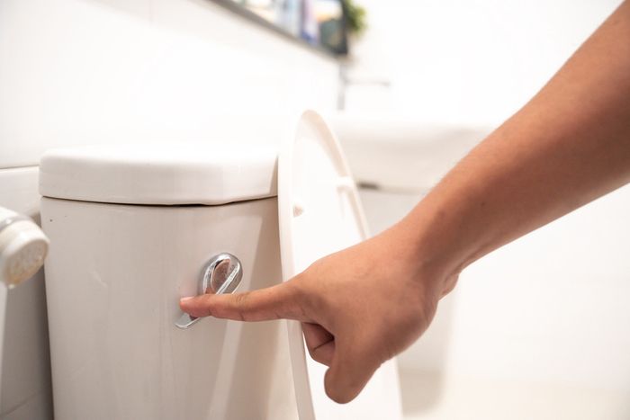 Nếu tình trạng táo bón kéo dài không cải thiện sau khi áp dụng các biện pháp thông thường, cần đi khám bác sĩ