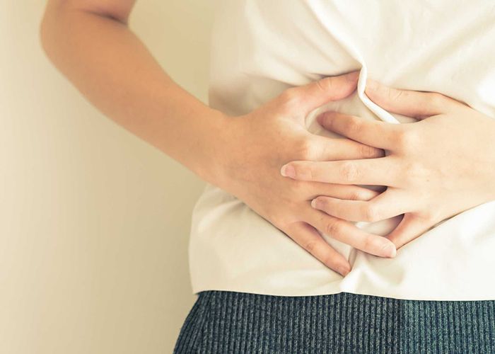 Đau tức bụng ở vùng thượng vị là triệu chứng điển hình của đau dạ dày cấp