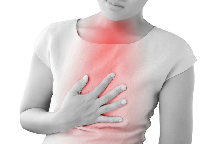 Triệu chứng phổ biến của trào ngược axit dạ dày là ợ chua và ợ hơi, đặc biệt là sau khi ăn no hoặc uống nhiều nước.