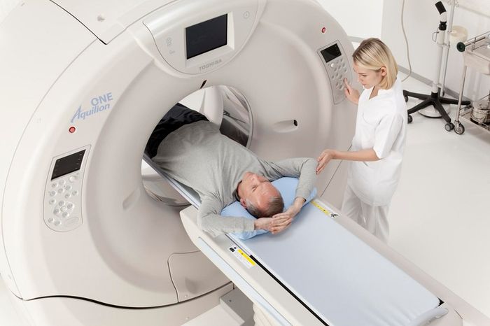 Chẩn đoán rò tạng do viêm loét hành tá tràng thông qua kết quả chụp CT