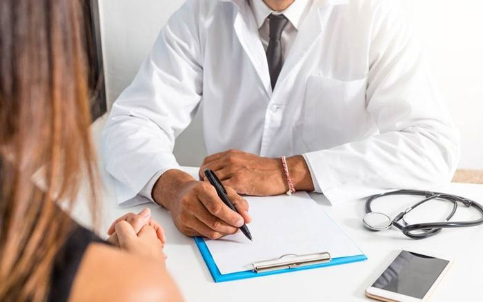 Chúng ta nên tuân thủ theo hướng dẫn của bác sĩ