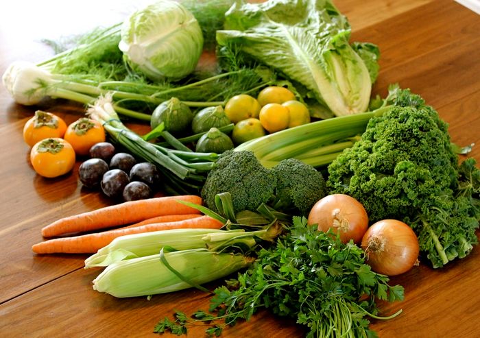 Người sau khi trải qua phẫu thuật trị trĩ nên tăng cường sử dụng rau xanh và hoa quả để hỗ trợ cho quá trình tiêu hóa