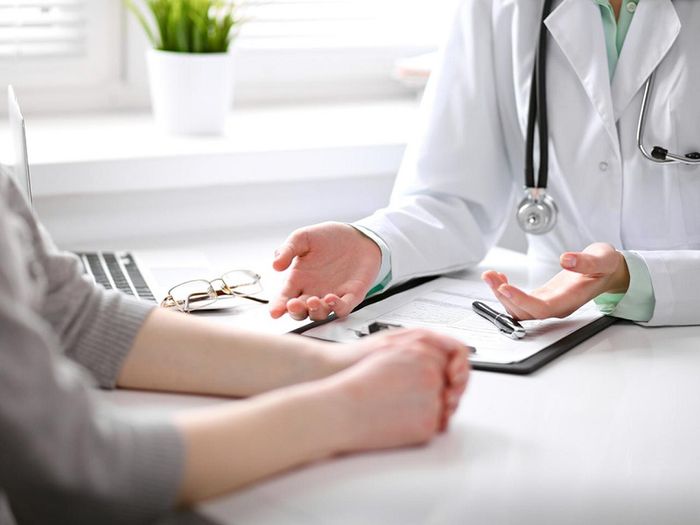 Nếu có dấu hiệu bất thường ở bụng, hãy tham khảo ý kiến của bác sĩ để biết rõ hơn khi nào cần phải thực hiện nội soi ổ bụng