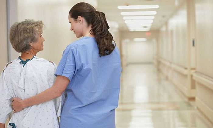 Tích cực vận động nhẹ nhàng sau khi phẫu thuật cắt ruột thừa sẽ giúp giảm thiểu cảm giác không thoải mái do chướng bụng