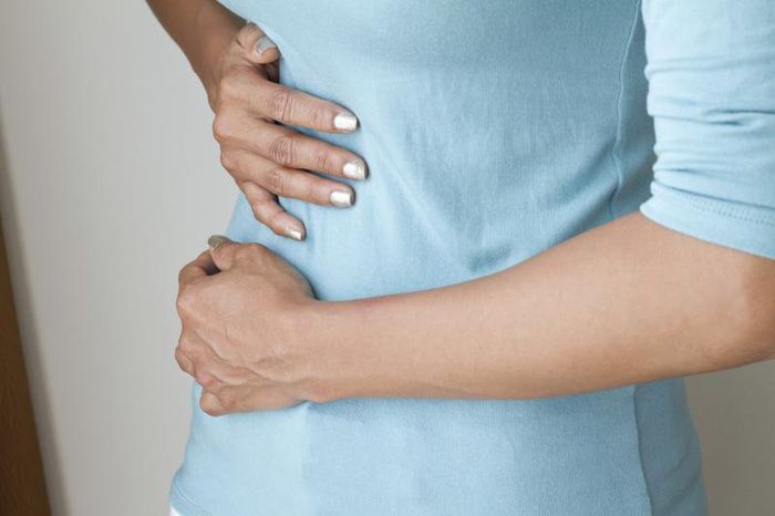 Nếu có dấu hiệu sốt, bụng cứng sau khi phẫu thuật cắt ruột thừa, cần phải đến gặp bác sĩ kiểm tra ngay.