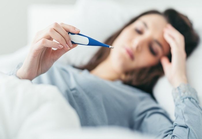 Viêm phúc mạc có thể gây sốt.