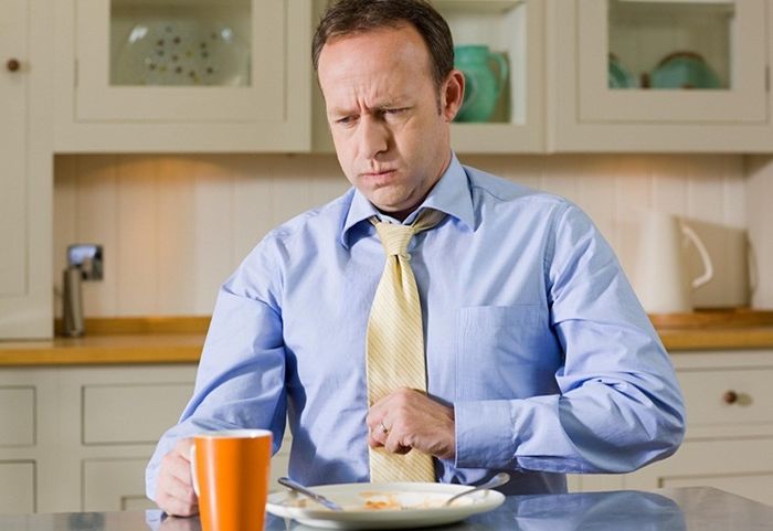 Chất lỏng tích tụ trong bụng sẽ gây ra nhiều triệu chứng không thoải mái liên quan đến vấn đề tiêu hóa