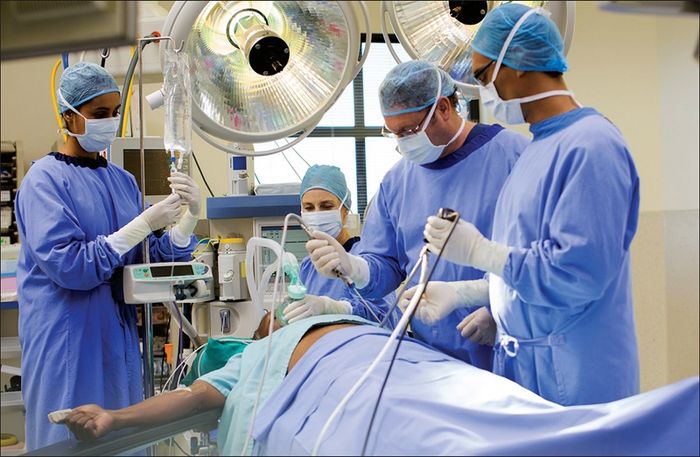 Bệnh nhân được thực hiện phẫu thuật nội soi ổ bụng để điều trị sỏi mật