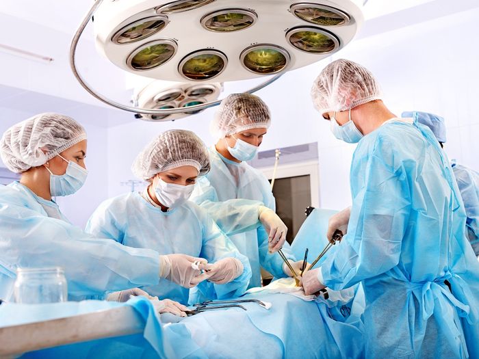 Cần phải phẫu thuật cắt túi mật nếu sỏi gây ra các triệu chứng nguy hiểm.