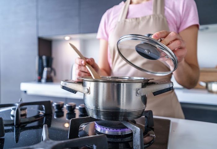 Bảo đảm vệ sinh an toàn thực phẩm và uống nước sôi sẽ hạn chế nguy cơ bị viêm đường ruột.