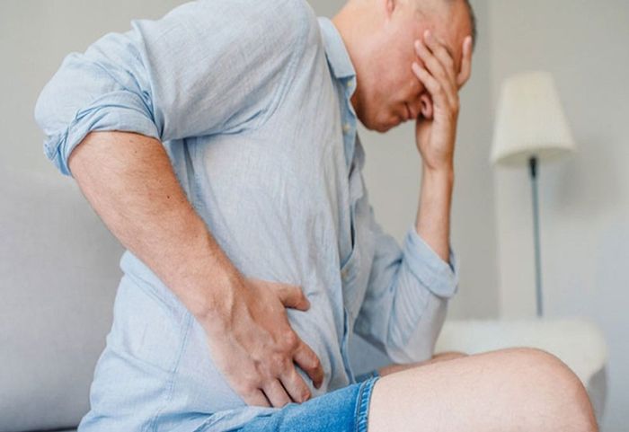 Đau bụng là một trong những triệu chứng phổ biến của tiêu chảy ở bệnh nhân HIV.