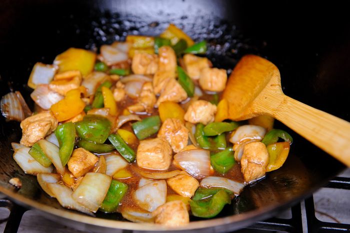 Khi đau dạ dày, tránh ăn thực phẩm chứa nhiều chất béo.