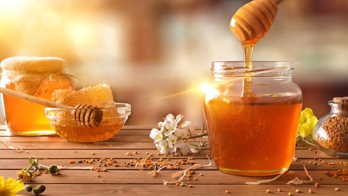 Chỉ cần uống một cốc nước mật ong ấm hoặc một cốc trà hoa cúc mật ong để cải thiện tình trạng đau một cách hiệu quả