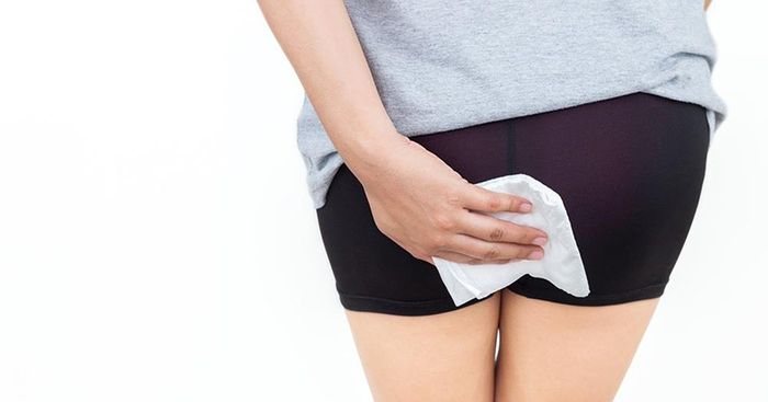 Một trong những dấu hiệu của bệnh trĩ ngoại là dịch chảy ở hậu môn