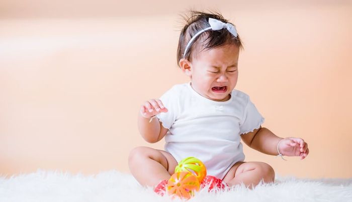 Cơn đau bụng do viêm ruột hoại tử làm trẻ rất khó chịu.