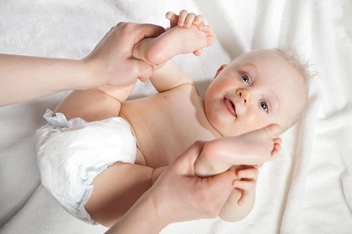 Vệ sinh đúng cách và thay tã thường xuyên cho trẻ sẽ giảm nguy cơ bị rò hậu môn