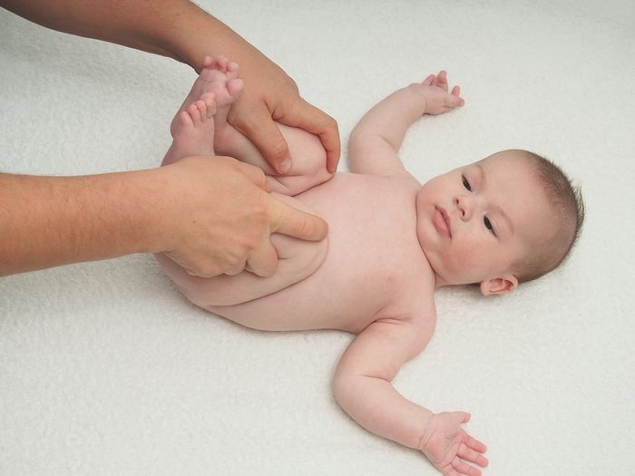 Gập chân bé giúp giảm áp lực khí trong bụng bé, từ đó giảm cảm giác khó chịu