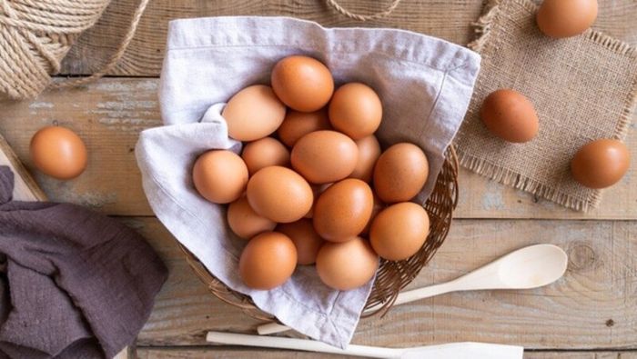 Người mắc viêm loét đại tràng nên ăn trứng, thịt nạc, và rau củ quả đã được nấu chín.