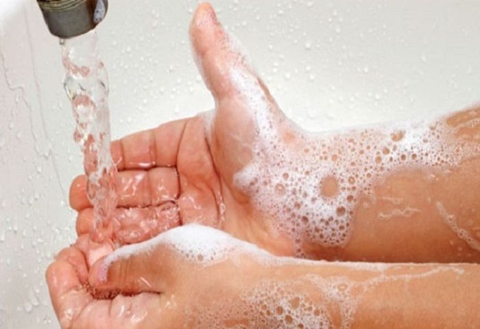 Rửa tay bằng nước sát khuẩn để ngăn ngừa tiêu chảy.