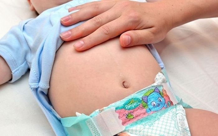 Trẻ sơ sinh có biểu hiện chướng bụng và đi ngoài có máu cần được đưa đến bác sĩ chuyên khoa ngay lập tức.