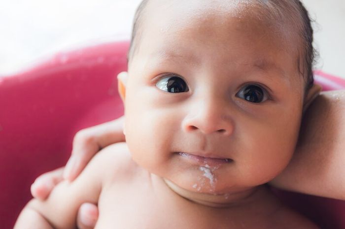 Trẻ sơ sinh bị chướng bụng đầy hơi thường dễ nôn trớ sau khi ăn