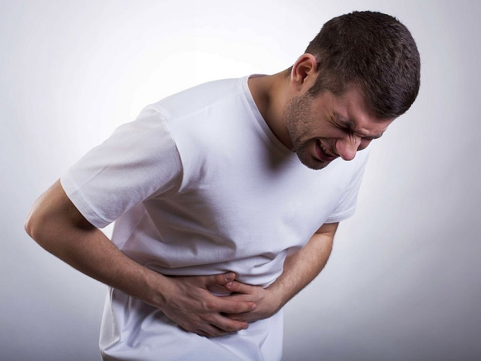 Triệu chứng của viêm loét dạ dày thường là đau bụng, đầy hơi và đi ngoài nhiều lần