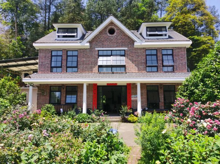 Người đàn ông đã xây dựng một căn nhà giữa vùng biển hoa cho người vợ của mình