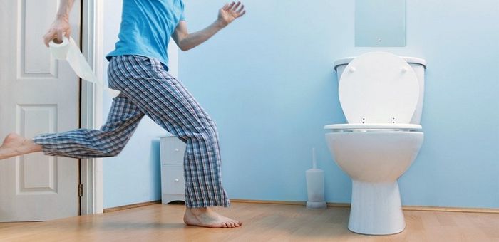Người mắc viêm đại tràng vi thể thường dễ dàng phải đi tiểu mà không kiểm soát được.
