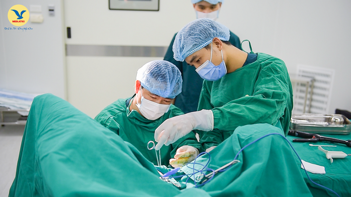 Một ca phẫu thuật cắt trĩ được tiến hành tại MEDLATEC