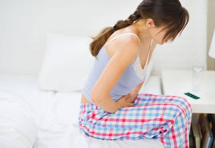 Bệnh nhân mắc tình trạng táo bón kéo dài thường gặp phải cảm giác đầy bụng và đau bụng