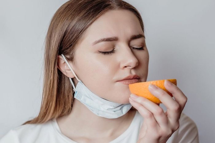 Để hồi phục khứu giác nhanh chóng, tập ngửi mùi hương quen thuộc như mùi các loại trái cây.