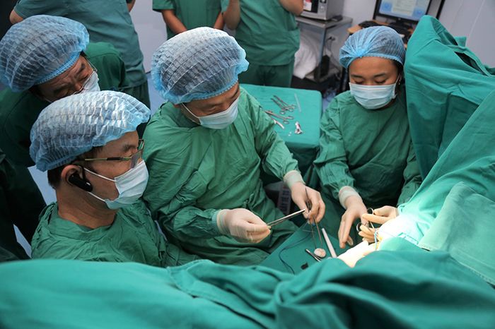 Các bác sĩ đang thực hiện ca phẫu thuật