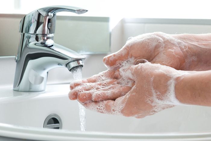 Việc rửa tay trước khi ăn giúp ngăn ngừa vi khuẩn gây đau dạ dày.