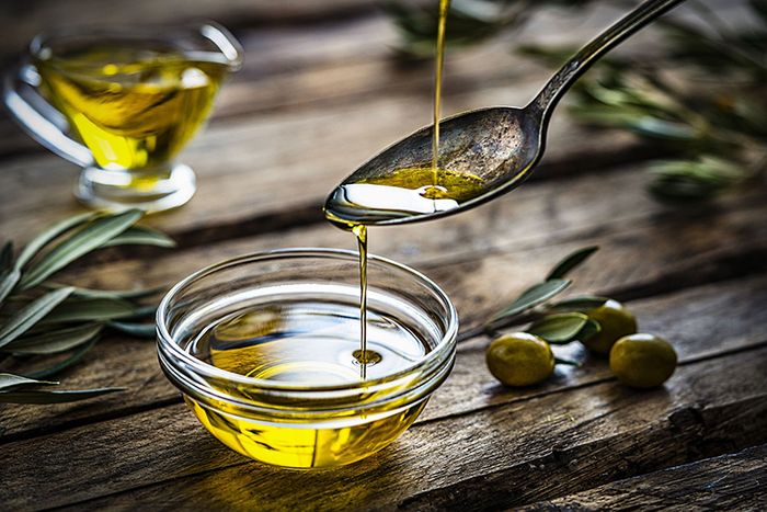 Polyphenol trong dầu olive giúp tăng khả năng tiêu diệt vi khuẩn, từ đó giảm các triệu chứng viêm nhiễm.