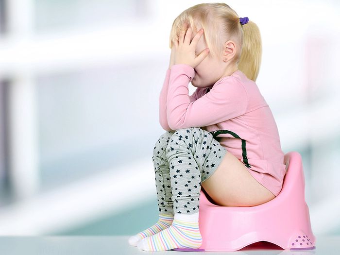 Nứt kẽ hậu môn khiến bé cảm thấy đau đớn khi đi tiêu