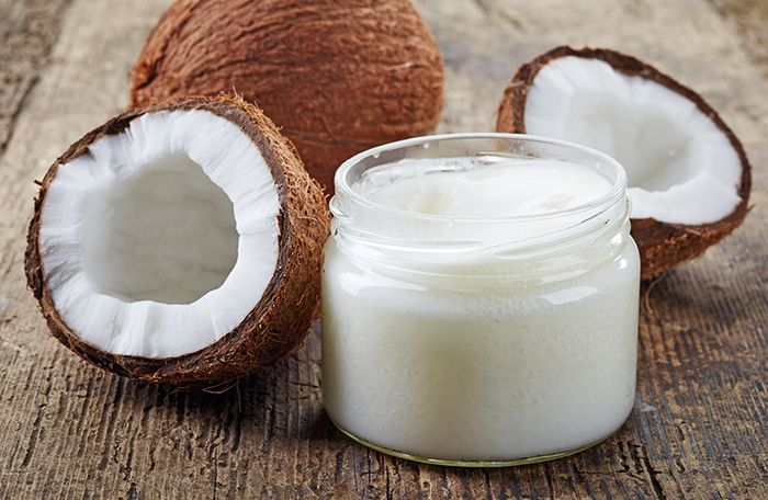 Thoa dầu dừa lên vùng da hậu môn đã được làm sạch là phương pháp chữa trị nứt kẽ hậu môn tại nhà đơn giản.