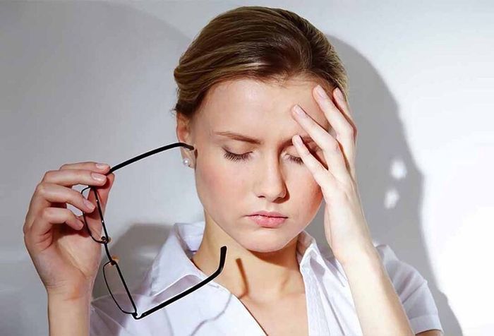 Cần phải cẩn thận khi phát hiện tiêu chảy ra phân màu đỏ đi kèm với các triệu chứng của thiếu máu, chóng mặt.