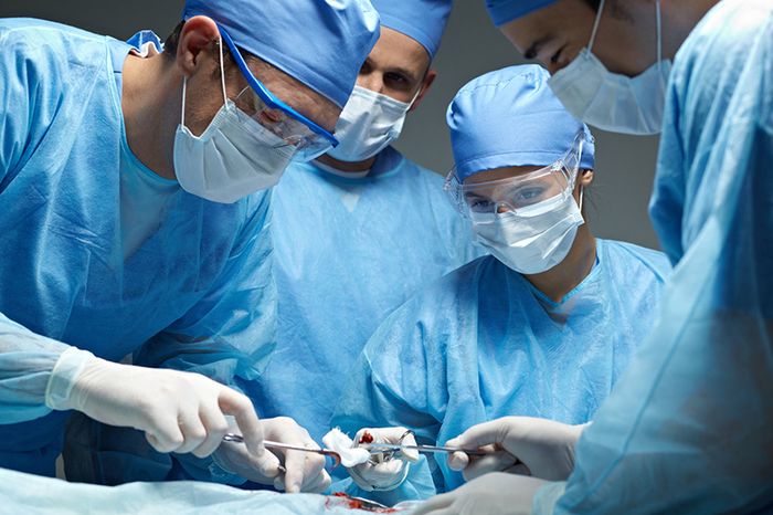 Phẫu thuật là biện pháp điều trị thoát vị bẹn được các bác sĩ lựa chọn để đạt hiệu quả tốt nhất