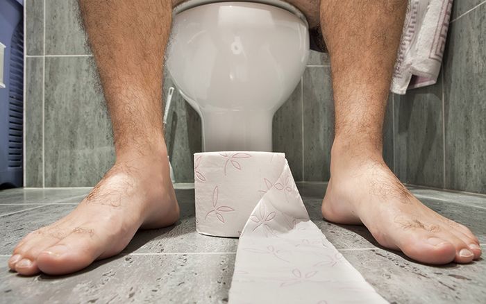 Tình trạng táo bón kéo dài là một biểu hiện của bệnh trĩ
