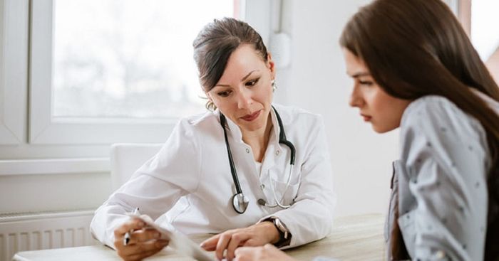 Trước khi thực hiện nội soi đại tràng, bác sĩ cần hướng dẫn cẩn thận về việc chuẩn bị để bệnh nhân hiểu rõ.