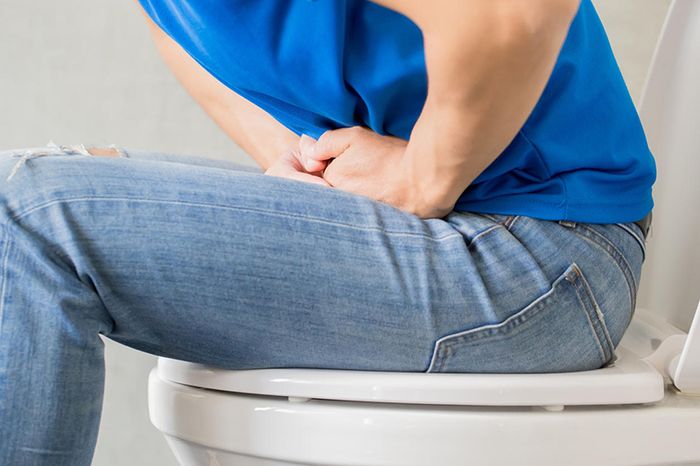 Táo bón là dấu hiệu đầu tiên và dễ nhận biết nhất của bệnh trĩ ngoại.