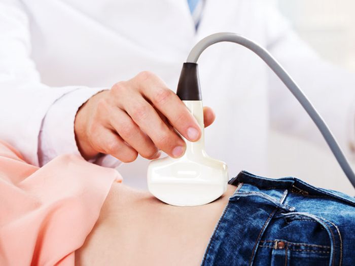Khi đi khám thoát vị bẹn, bác sĩ có thể yêu cầu thực hiện siêu âm ổ bụng.