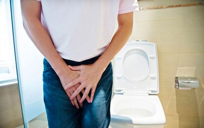 Người lớn khi đi ngoài và có chất nhầy màu vàng có thể là biểu hiện của bệnh viêm đại tràng