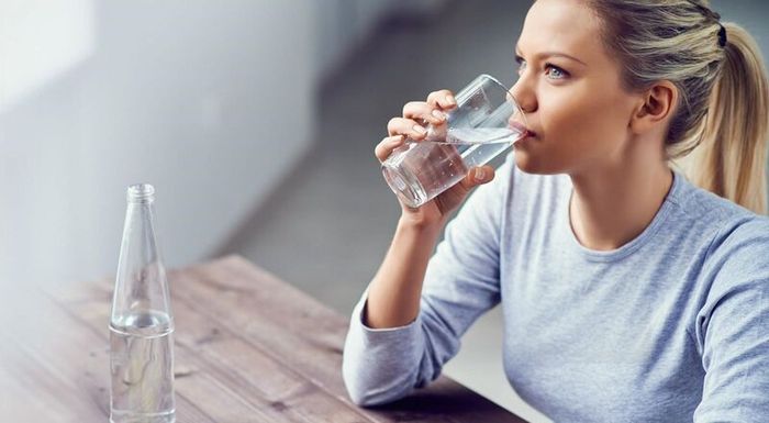Việc uống đủ nước có thể giúp khắc phục hiệu quả tình trạng táo bón.
