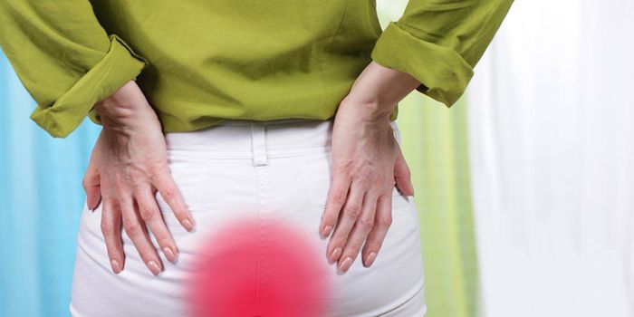 Ra máu khi đi đại tiện là một triệu chứng của bệnh trĩ mà người bệnh dễ nhận biết bằng mắt thường